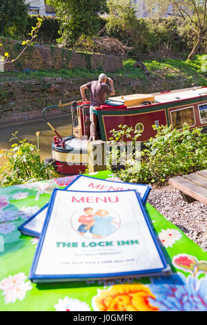 Lock Inn Café Menüs mit Blick auf schmale Boote vorbei auf dem Kennet und Avon Kanal bei Bradford on Avon, Wiltshire im April Stockfoto