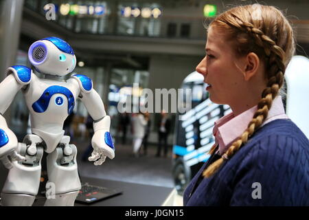 Hannover, Deutschland. 19. März 2017.  Roboter "Marvin", Typ Nao (entwickelt von Aldebaran Robotics), von IBM Watson (super-Computer für künstliche Intelligenz) kontrolliert. Der Roboter kann sprechen und Fragen zu beantworten. CeBIT-2017, ICT-Messe, Blei-Thema würde! Conomy - keine Grenzen gesetzt. Photocredit: Christian Lademann Stockfoto