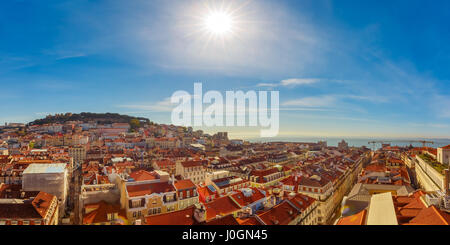 Panoramische Luftaufnahme des Castelo de Sao Jorge und das historische Zentrum von Lissabon auf den sonnigen Nachmittag, Lissabon, Portugal Stockfoto