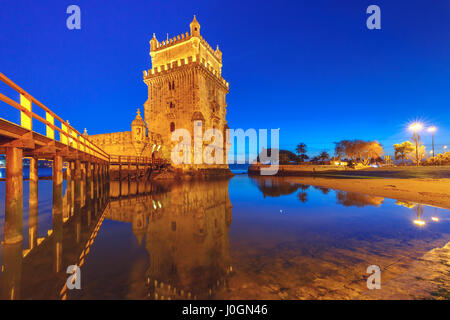 Turm von Belem oder Turm von St. Vincent am Ufer des Flusses Tejo am Abend blaue Stunde, Lissabon, Portugal Stockfoto