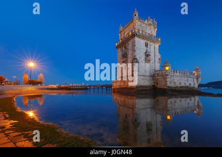 Turm von Belem oder Turm von St. Vincent am Ufer des Flusses Tejo am Abend blaue Stunde, Lissabon, Portugal Stockfoto