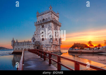 Turm von Belem oder Turm von St. Vincent am Ufer des Flusses Tejo zum malerischen Sonnenuntergang, Lissabon, Portugal Stockfoto