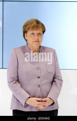 Hannover, Deutschland. 20. März 2017. Angela Merkel, Kanzler der Bundesrepublik, spricht bei der Eröffnung zu Fuß auf CeBIT 2017, Messestand der CeBIT 2017-Partner Land Japan. CeBIT-2017, ICT-Messe, Blei-Thema würde! Conomy - keine Grenzen gesetzt. Photocredit: Christian Lademann Stockfoto