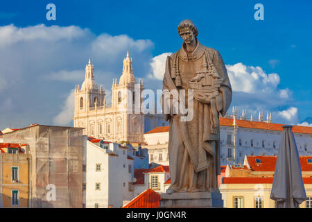 Statue des Heiligen Vinzenz, der Gönner Heiliges von Lissabon, in Alfama, Lissabon, Portugal. Kloster São Vicente de Fora im Hintergrund. Stockfoto