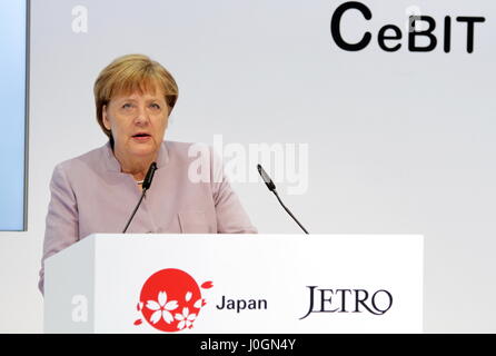 Hannover, Deutschland. 20. März 2017. Angela Merkel, Kanzler der Bundesrepublik, spricht bei der Eröffnung zu Fuß auf CeBIT 2017, Messestand der CeBIT 2017-Partner Land Japan. CeBIT-2017, ICT-Messe, Blei-Thema würde! Conomy - keine Grenzen gesetzt. Photocredit: Christian Lademann Stockfoto