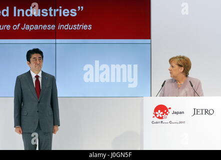 Hannover, Deutschland. 20. März 2017. Angela Merkel (rechts), Kanzler der Bundesrepublik, spricht bei der Eröffnung Spaziergang am Messestand der CeBIT 2017-Partner Land Japan, CeBIT 2017 mit Premierminister von Japan Shinzo Abe (links). CeBIT-2017, ICT-Messe, Blei-Thema würde! Conomy - keine Grenzen gesetzt. Photocredit: Christian Lademann Stockfoto