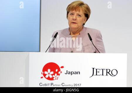 Hannover, Deutschland. 20. März 2017. Angela Merkel, Kanzler der Bundesrepublik, spricht bei der Eröffnung zu Fuß auf CeBIT 2017, Messestand der CeBIT 2017-Partner Land Japan. CeBIT-2017, ICT-Messe, Blei-Thema würde! Conomy - keine Grenzen gesetzt. Photocredit: Christian Lademann Stockfoto