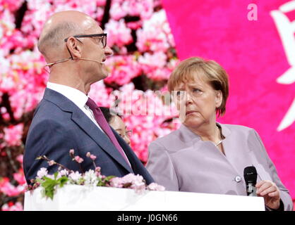 Hannover, Deutschland. 20. März 2017. Timotheus Höttges (links), Vorstandsvorsitzender Deutsche Telekom AG, trifft Angela Merkel, Kanzler der Bundesrepublik, bei Telekoms Messestand, CeBIT-Spaziergang, CeBIT 2017, IKT-Handel fair, Lead Anfangsthema würde! Conomy - keine grenzenlos. Photocredit: Christian Lademann Stockfoto