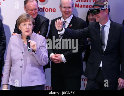 Hannover, Deutschland. 20. März 2017. Angela Merkel (Kanzler der Bundesrepublik, links) auf der Vodafone Ausstellung stehen, CeBIT-Eröffnung Walkk, CeBIT 2017, IKT-Handel fair, Lead Thema gehabt! Conomy - keine Grenzen gesetzt. Photocredit: Christian Lademann Stockfoto