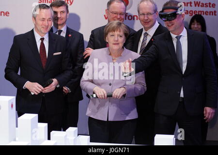 Hannover, Deutschland. 20. März 2017. Angela Merkel (Kanzler der Bundesrepublik, Mitte) trifft Hannes Ametsreiter (CEO Vodafone Deutschland, links) auf der Vodafone Messestand, CeBIT-Walkk, CeBIT 2017, IKT-Handel fair, Lead Anfangsthema würde! Conomy - keine Grenzen gesetzt. Photocredit: Christian Lademann Stockfoto