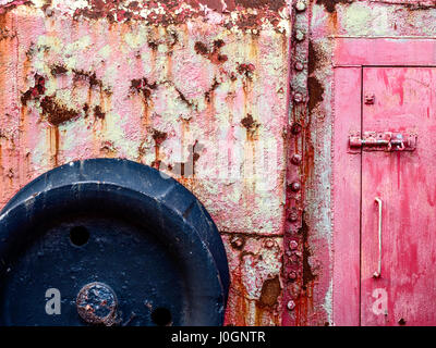 Rusty Metall und Peeling Paint Detail im Norden Carr Feuerschiff City Quay in Dundee, Schottland Stockfoto