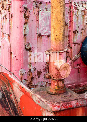 Rusty Metall und Peeling Paint Detail im Norden Carr Feuerschiff City Quay in Dundee, Schottland Stockfoto