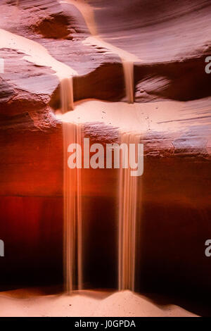 Sand fließt wie Wasser hinunter die Wände der Upper Antelope Canyon in der Nähe von Page, Arizona. Stockfoto