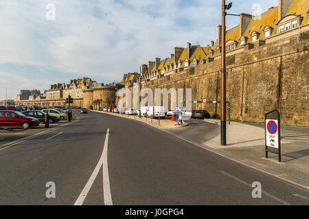 Stadtmauer in Saint-Malo, Frankreich. Stockfoto