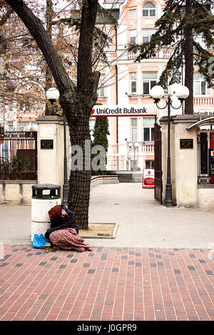 Arme Menschen in Europa. Bulgarien, Varna 27.12.2016. Alte Dame bittet um Geld von Passanten in der Nähe der Bank. Stockfoto