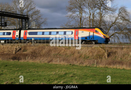 East Midlands Züge Klasse 222 Meridian Personenzug in Nottinghamshire, England, UK unterwegs. Stockfoto