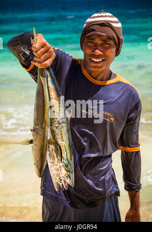 Fischer und seinen Fang auf Cagnipa Island, Philippinen Stockfoto