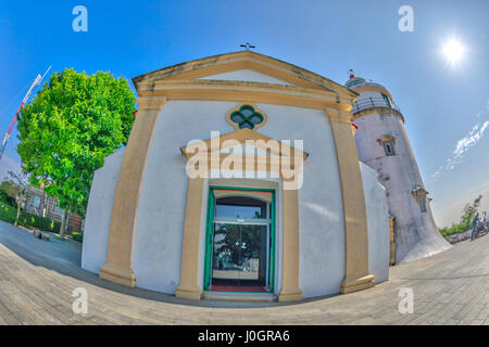 Fisch-Auge Ansicht der Fassade Guia Leuchtturm, Festung und Kapelle im historischen Zentrum von Macao, China. Sonnenschein, blauer Himmel. Ansicht von vorne. Stockfoto