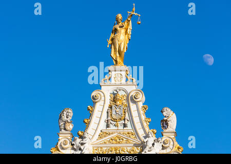 Blattgold-Justitia - Justitia - Statue mit Waage der Gerechtigkeit in der Justiz Gerichtsgebäude Gerichtskanzlei in Brügge, Belgien Stockfoto