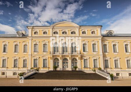 Schloss Rundale, ehemalige Sommerresidenz des lettischen Adels mit einem wunderschönen Gärten rund um Stockfoto