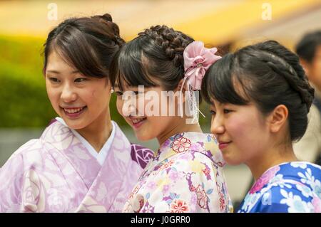 Junge japanische Frauen tragen traditionelle Kleidung genannt Kimono Senso-Ji Tempel in Tokio, Japan Stockfoto