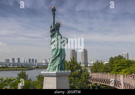 Nachbildungen der Statue of Liberty mit Stadtbild Hintergrund in Odaiba Park in Tokio, Japan. Stockfoto