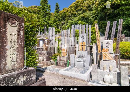 Alte Gräber und Grabsteine der Verstorbenen auf einem buddhistischen Friedhof im Obergeschoss und hinter Chion-In Tempel im alten Kyoto, Japan Stockfoto