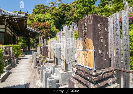 Alte Gräber und Grabsteine der Verstorbenen auf einem buddhistischen Friedhof im Obergeschoss und hinter Chion-In Tempel im alten Kyoto, Japan Stockfoto