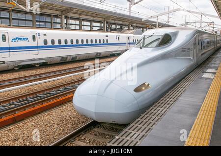 Shinkansen-Zug zieht in Bahnhof Shin-Osaka, Japan. Stockfoto