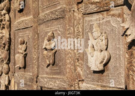 Geschnitzte Holzfigur am Shwe Nan Daw Kyaung in Mandalay, Myanmar oder Golden Palace Kloster. Stockfoto