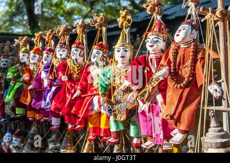 Traditionelle handwerkliche Puppen sind in einem Markt in Mandalay, Myanmar verkauft. Stockfoto