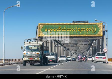 Irrawaddy (oder Yadanabon) Brücke über dem Irrawaddy-Fluss, Sagaing, in der Nähe von Mandalay, Myanmar (Burma) Stockfoto