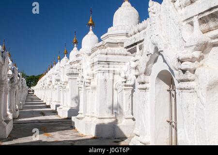 Das weltweit größte Buch enthält Kuthodaw Pagode. Es gibt 729 weißen Stupas mit Höhlen mit einer Marmorplatte - Innenseite mit buddhistischen Inschrift. Ma Stockfoto