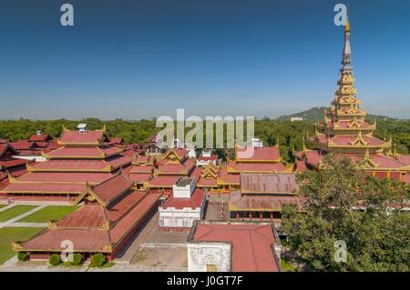 Die sieben Ebenen Pyatthat, Zentrum des Universums und den großen Audienzsaal in Mandalay Königspalast, Mandalay, Myanmar. Stockfoto