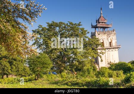 Nanmyin ist ein schiefen Wachturm im historischen Inwa diente als die Birmanen Königreiche Hauptstadt seit 400 Jahren - Myanmar Stockfoto