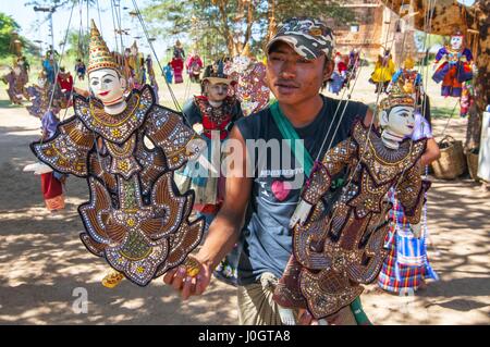 Traditionelle handwerkliche Puppen sind in einem Markt in Bagan Myanmar verkauft. Stockfoto