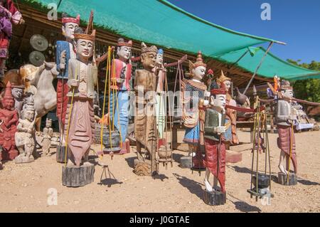 Buddha Holzmaske, handgemachte Souvenirs auf dem Markt in Bagan, Birma (Myanmar) Stockfoto