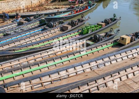 Boote warten auf Touristen, Nyaung Shwe, Inle-See, Shan-Staat, Myanmar Stockfoto