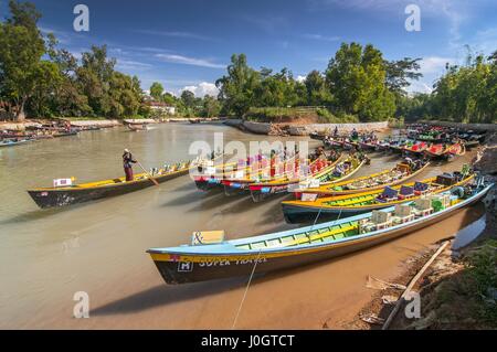 Boote warten auf Touristen, Nyaung Shwe, Inle-See, Shan-Staat, Myanmar Stockfoto