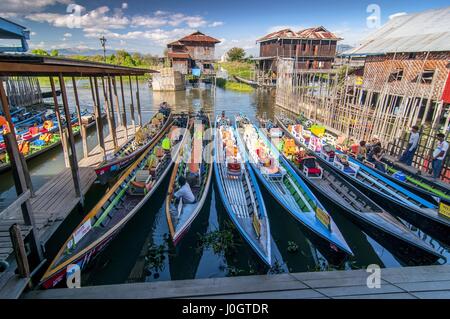 Boote warten auf Touristen, Nyaung Shwe, Inle-See, Shan-Staat, Myanmar Stockfoto