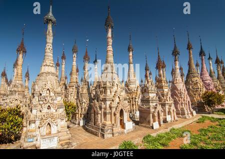 Kakku Pagoden sind fast 2500 schöne Stein Stupas, die versteckt in einem abgelegenen Gebiet von Myanmar in der Nähe der Inle See. Dieser heilige Ort ist auf dem Gebiet der t Stockfoto