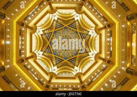 Dome Dekoration im Emirates Palace Hotel, ein luxuriöses und die teuersten 7-Sterne-Hotel in Abu Dhabi, der Hauptstadt Stadt von Vereinigte Arabische Emirate Stockfoto