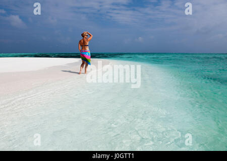 Weibliche Touristen auf Sand Bank, Felidhu Atoll, Malediven Stockfoto