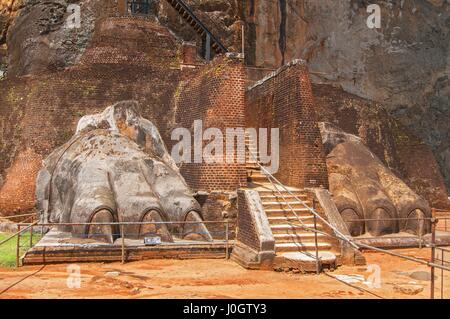 Exterieur des Eingangs auf die Felsenfestung Sigiriya Löwe in Sigiriya, Sri Lanka. Sigiriya ist als UNESCO-Weltkulturerbe aufgeführt. Stockfoto