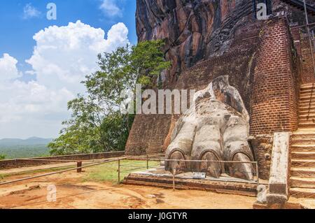 Exterieur des Eingangs auf die Felsenfestung Sigiriya Löwe in Sigiriya, Sri Lanka. Sigiriya ist als UNESCO-Weltkulturerbe aufgeführt. Stockfoto