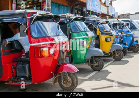 Reihe von rot, grün, Yello und blau leer Tuk-Tuks wartet auf Passagiere in Sri Lanka. Tuk-Tuk ist ein beliebte asiatische Transport als Taxi. Stockfoto