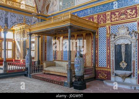 Wunderschön Audienzsaal und kaiserlichen Thronsaal in den Harem des Topkapi-Palast in Istanbul, Türkei. Stockfoto