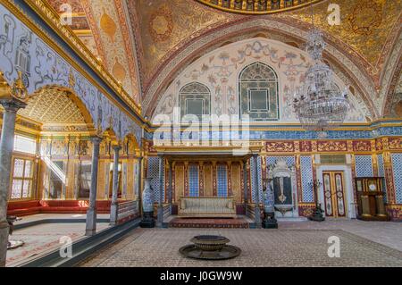 Wunderschön Audienzsaal und kaiserlichen Thronsaal in den Harem des Topkapi-Palast in Istanbul, Türkei. Stockfoto