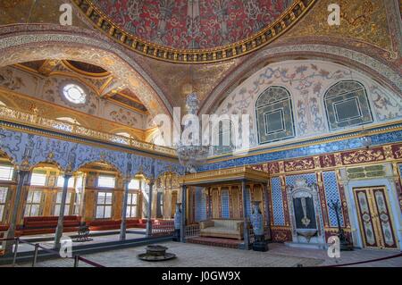 Wunderschön Audienzsaal und kaiserlichen Thronsaal in den Harem des Topkapi-Palast in Istanbul, Türkei. Stockfoto