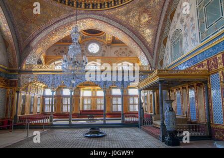 Wunderschön Audienzsaal und kaiserlichen Thronsaal in den Harem des Topkapi-Palast in Istanbul, Türkei. Stockfoto